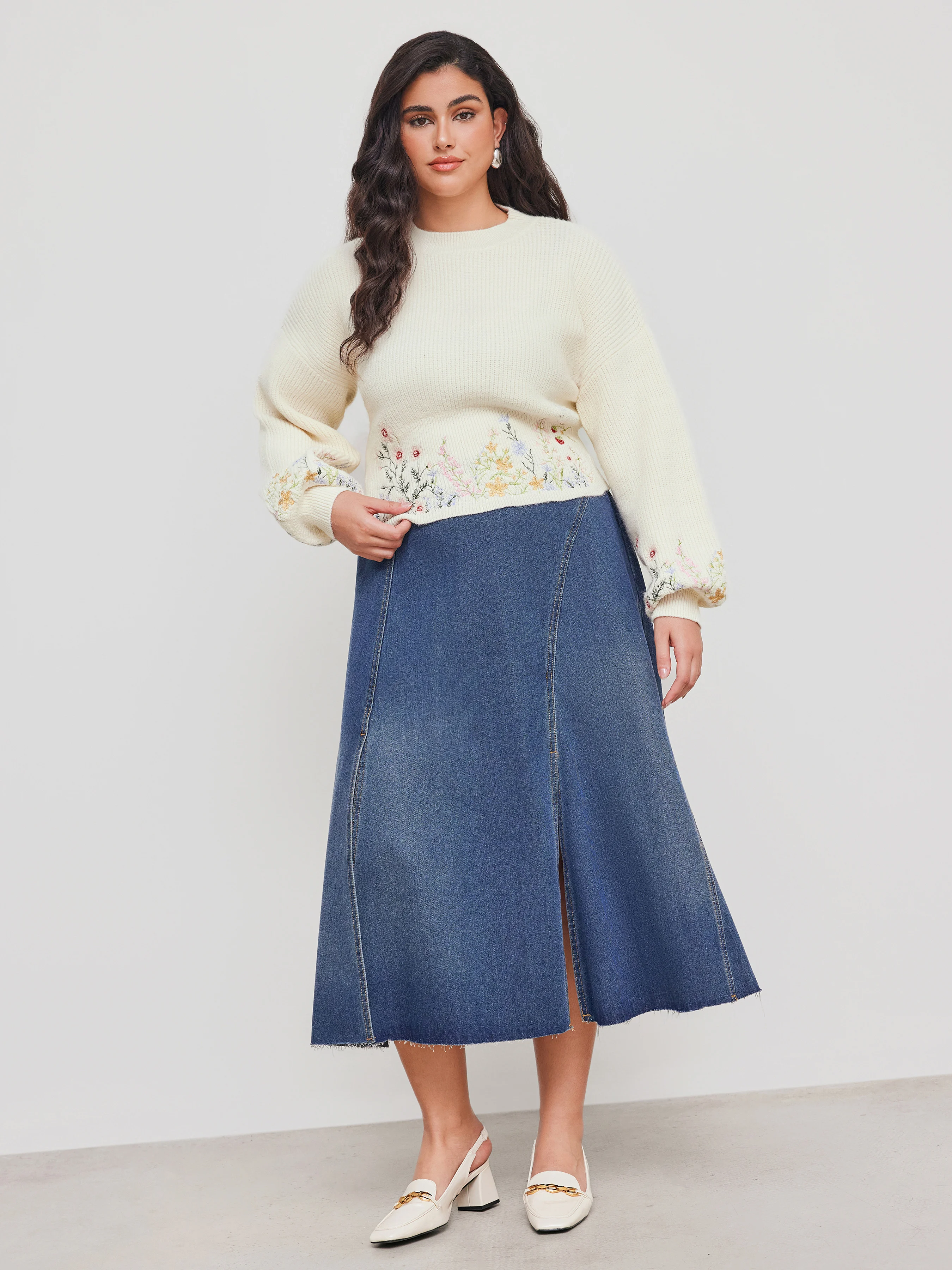 Knit Round Neckline Floral Embroidery Crop Sweater Curve & Plus