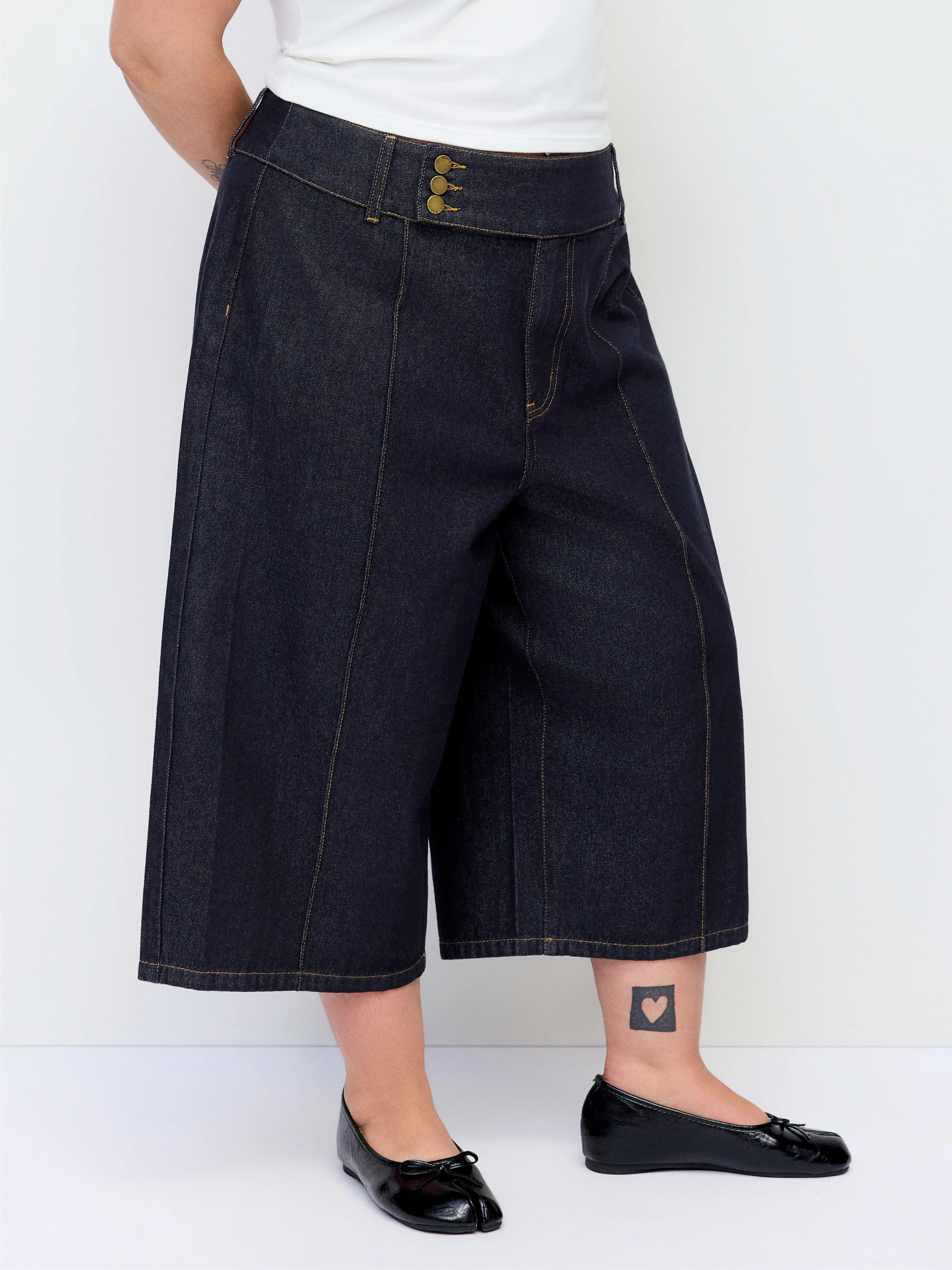 Washed Denim Mid Rise Metal Detail Wide Leg Wide-Leg Cropped Jeans Curve & Plus