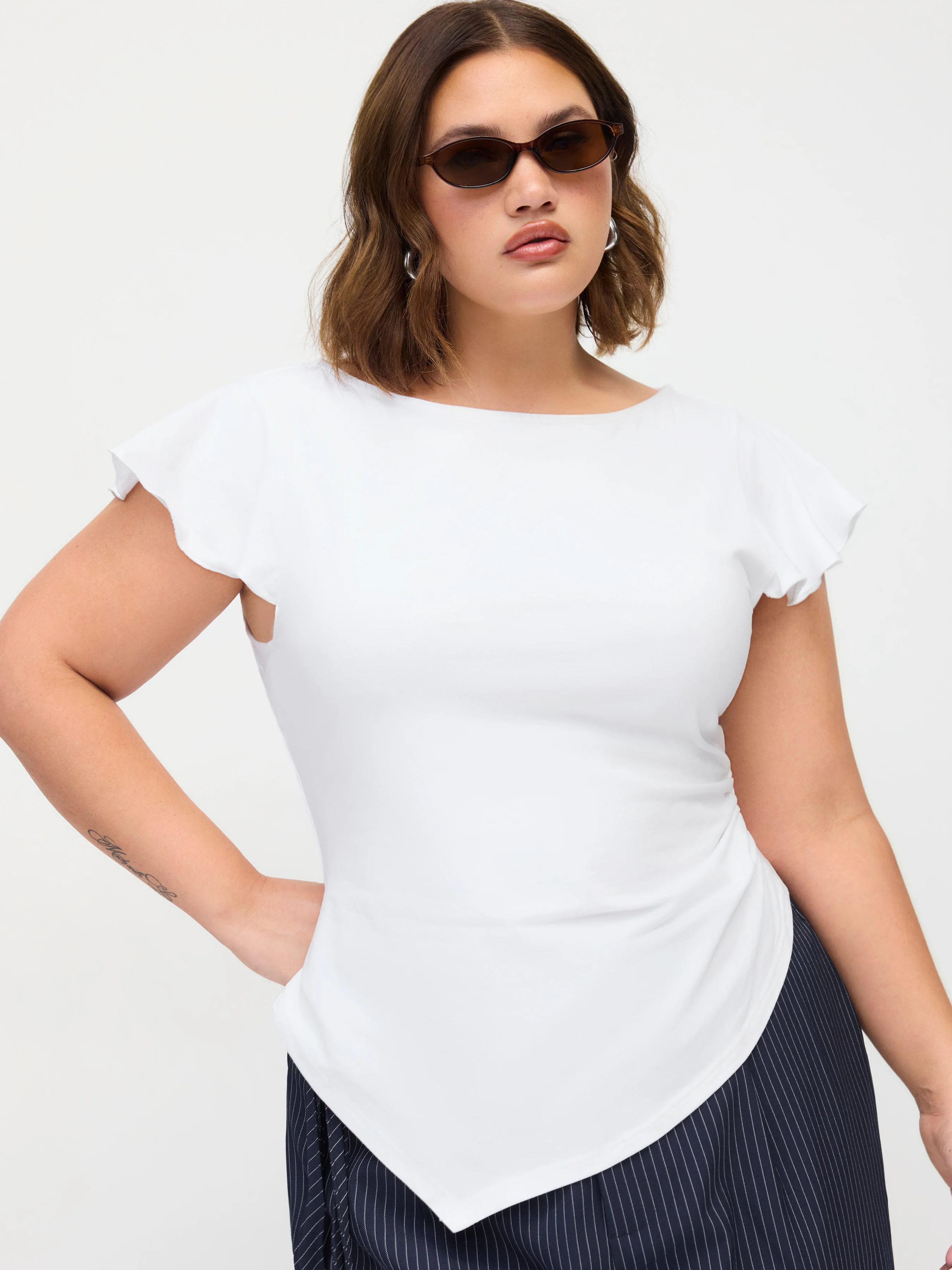Cotton-blend Boat Neck Ruffle Sleeve Ruched Asymmetrical Hem Tee Curve & Plus